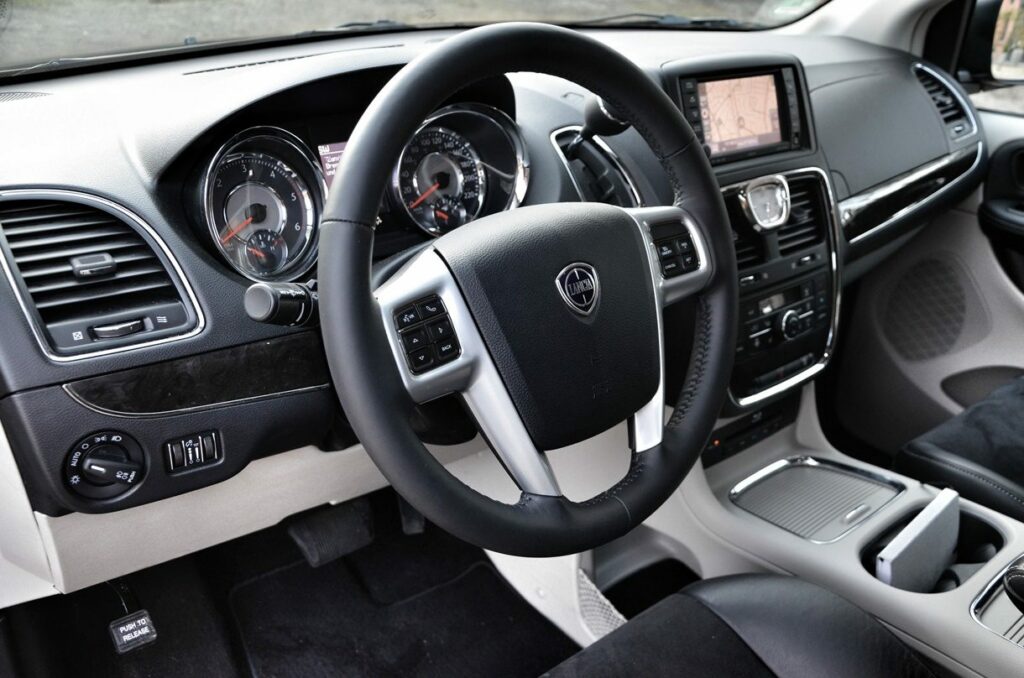 Lancia Voyager Platinum 2.8 MultiJet 16v (2014) im Familiencheck 5 Lancia Voyager Platinum (2014) Lenkrad
