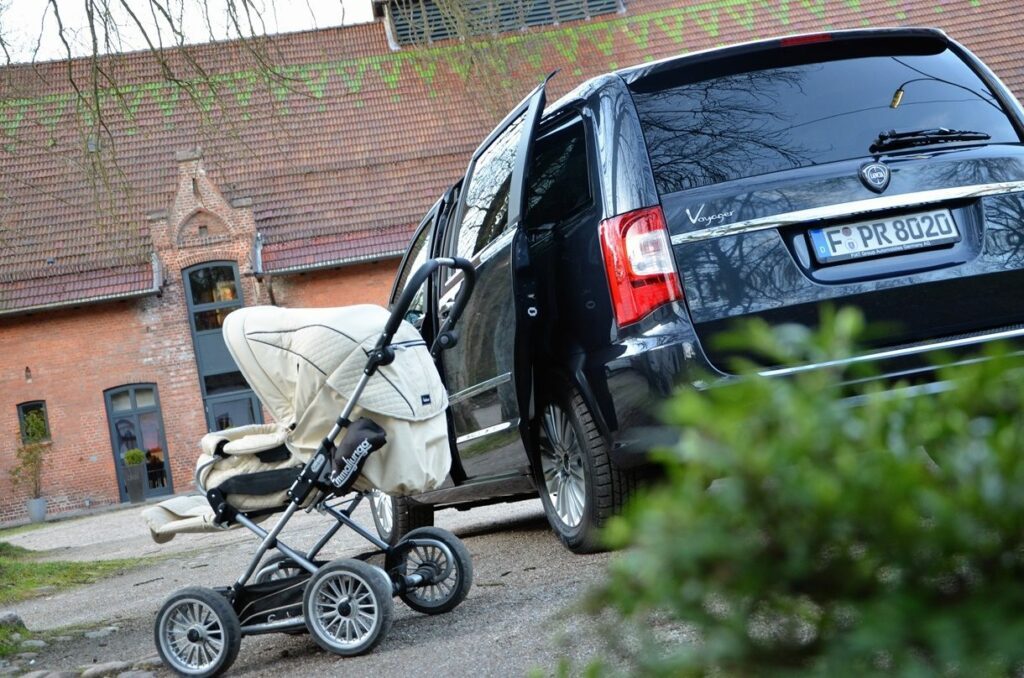 Lancia Voyager Platinum (2014) mit Kinderwagen