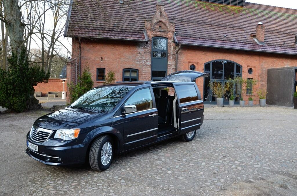 Lancia Voyager Platinum 2.8 MultiJet 16v (2014) im Familiencheck 3 Lancia Voyager Platinum (2014) Seitenansicht