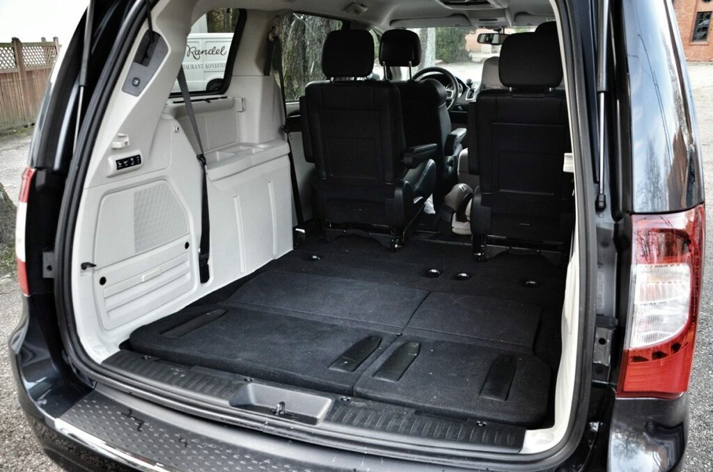 Lancia Voyager Platinum 2.8 MultiJet 16v (2014) im Familiencheck 6 Lancia Voyager Platinum (2014) Kofferraum leer