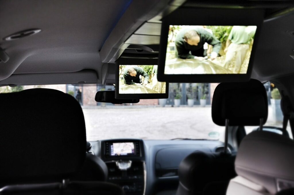 Lancia Voyager Platinum 2.8 MultiJet 16v (2014) im Familiencheck 7 Lancia Voyager Platinum (2014) Monitore