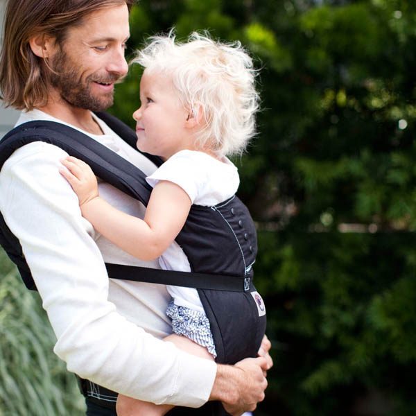 Babytrage von Ergobaby – Allzweckwaffe gegen Schlaflosigkeit 2 Eine Trage von Ergobaby ist auch für den Papa eine super Sache