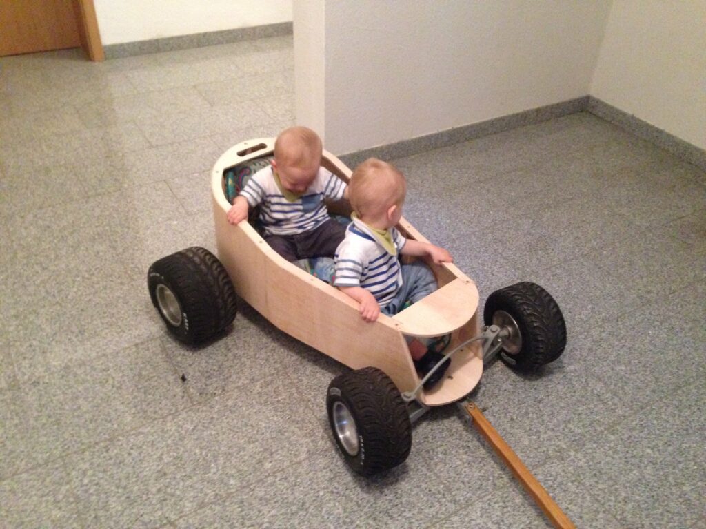 DADDYStyle: Bollerwagen & 2 Custom-Bikes für die Kids 3 Die Kinder dürfen Probesitzen