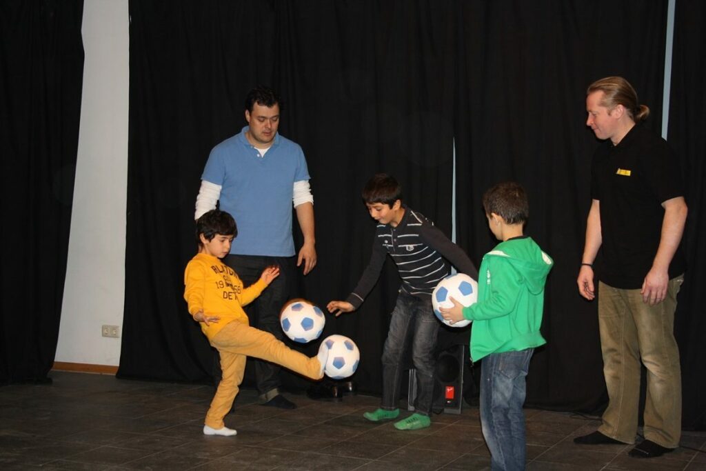 Moderator Christian Bahrmann mit Kindern