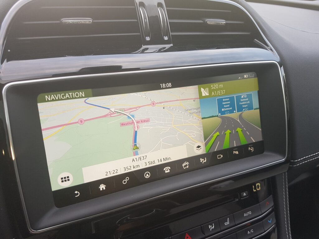 Ist der Jaguar F-Pace (2016) ein Familienauto? Unsere Testfahrt... 6 Jaguar F Pace Navi