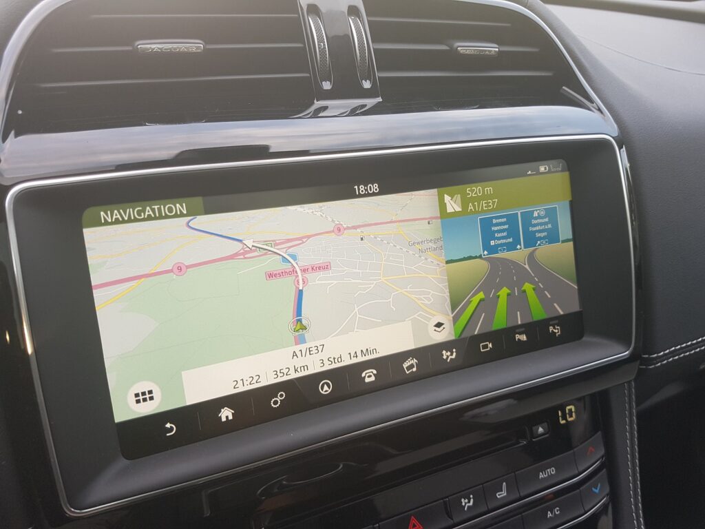 Jaguar F Pace Navi