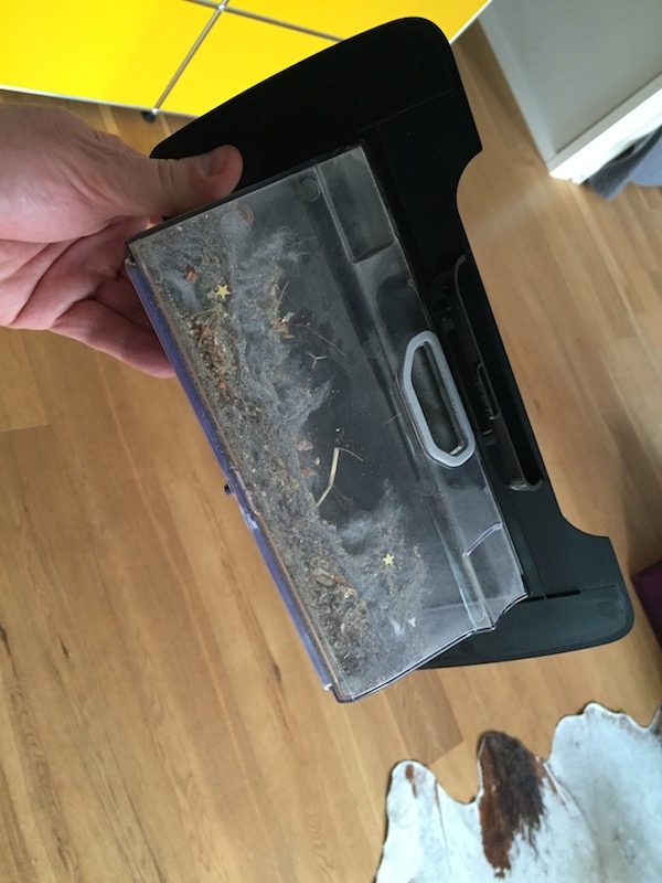Staubsaugen 2.0 mit dem Neato Saugroboter 2 Beim Neato Saugroboter landet ordentlich Dreck sichtbar im Auffangbehälter.