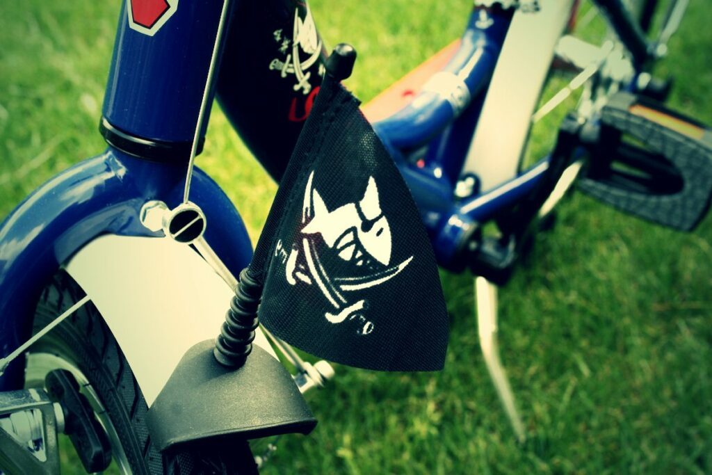 Capt´n Sharky Kinderfahrrad von Puky im Test 6 Das Capt´n Sharky Kinderfahrrad von Puky hat auch eine Piratenflagge