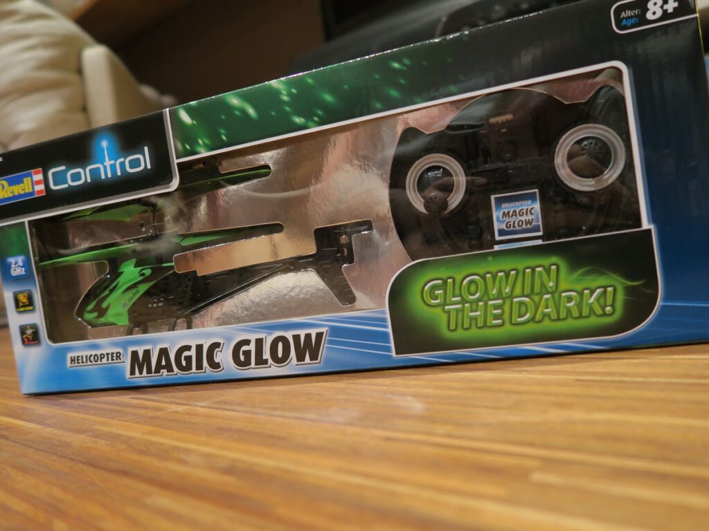 Advents-Gewinnspiel: drei Revell Helicopter Magic Glow 46 Revell Helicopter Magic Glow 1