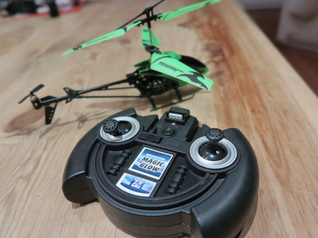 Advents-Gewinnspiel: drei Revell Helicopter Magic Glow 44 Revell Helicopter Magic Glow 3