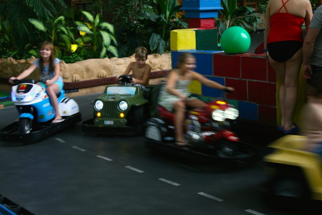 Tropical Islands - 2 Väter checken die tropische Urlaubswelt 14 TI kids gokart
