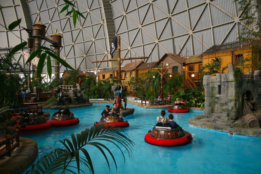 Tropical Islands - 2 Väter checken die tropische Urlaubswelt 8 Wasser spielt die wichtigste Rolle im Tropical Islands