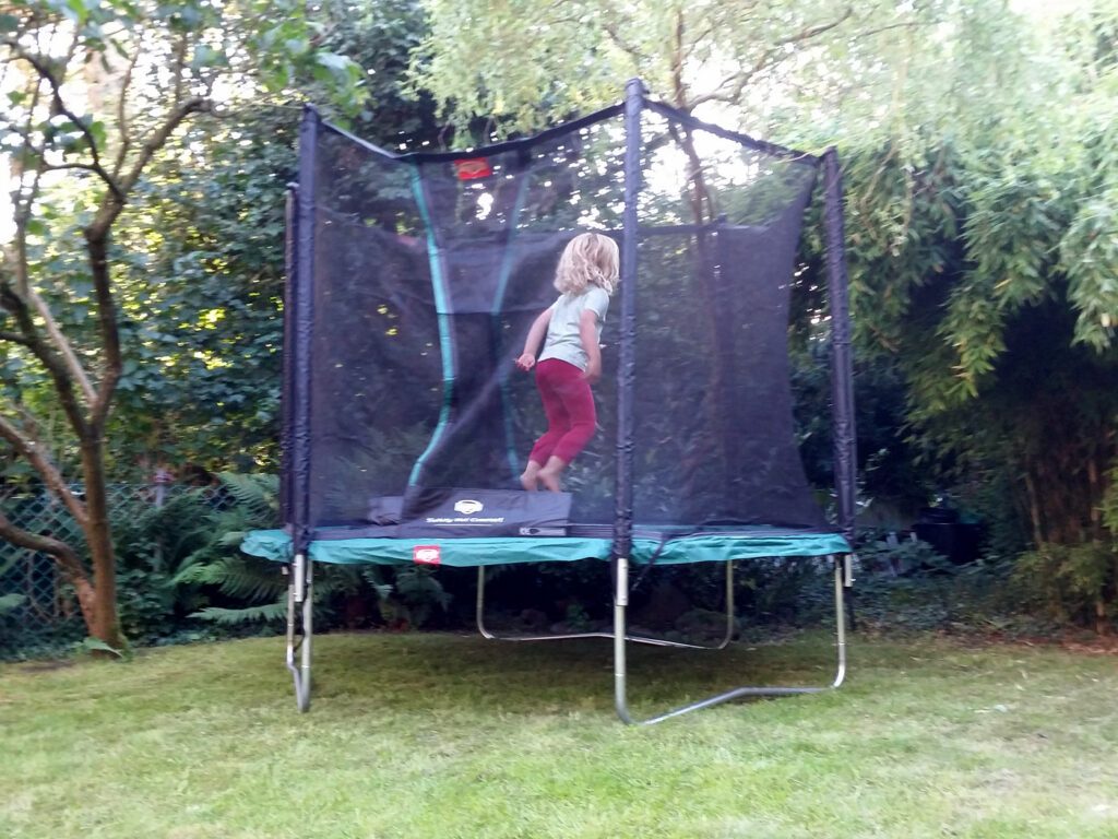 "Go ahead and jump" mit dem Trampolin von BERG 10 berg trampolin ansicht