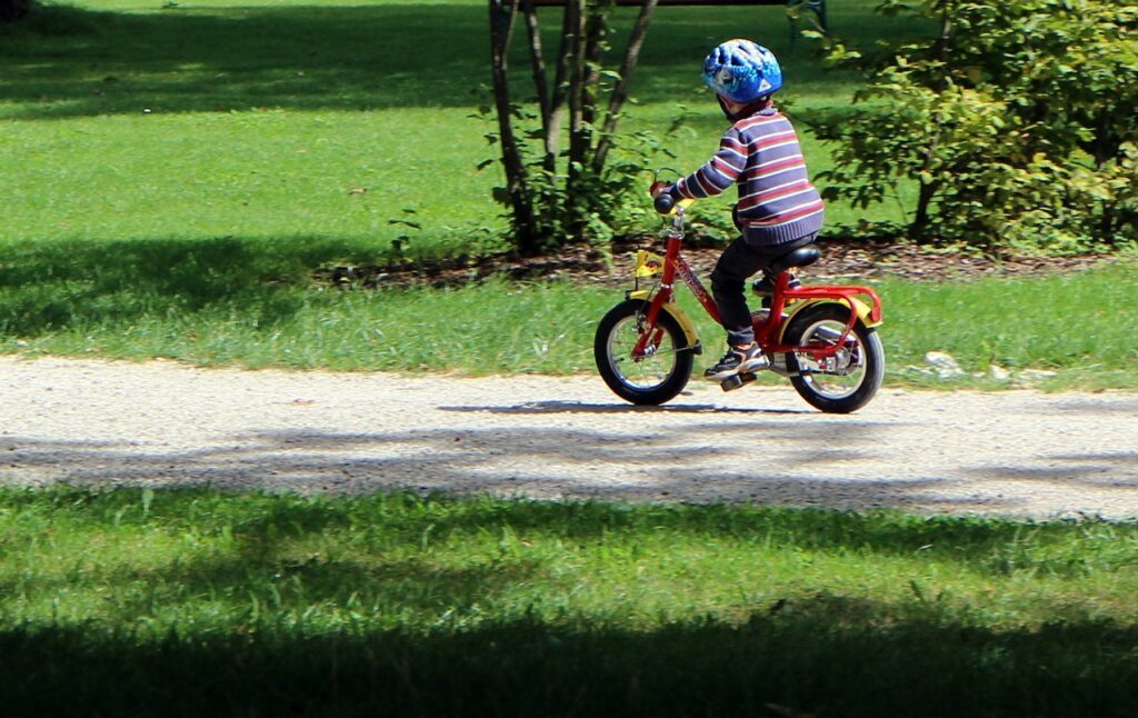 Ratgeber von ERGO Direkt zu Kindern mit Fahrrad 2 child 427257 1280