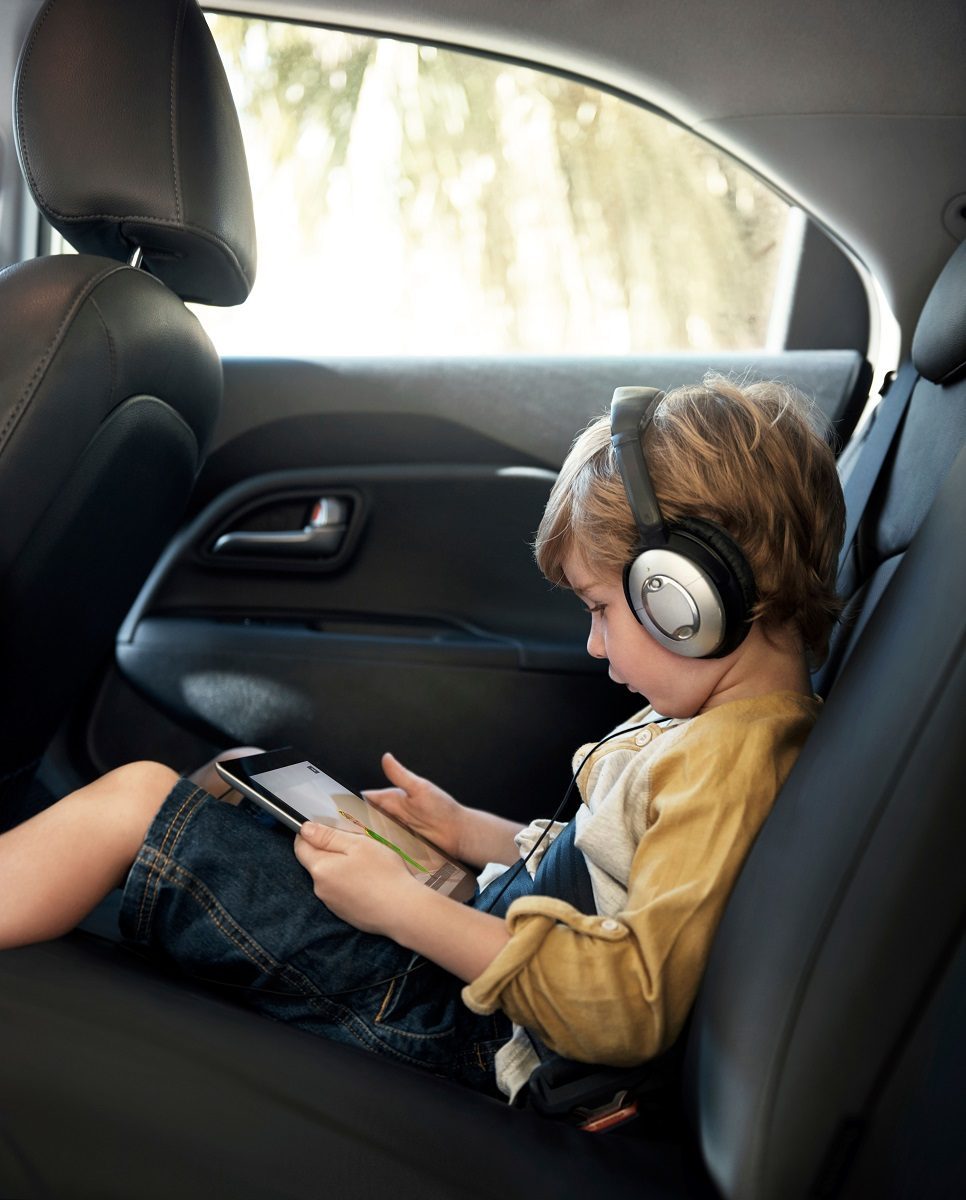 child in a car tablet maxdome3 32