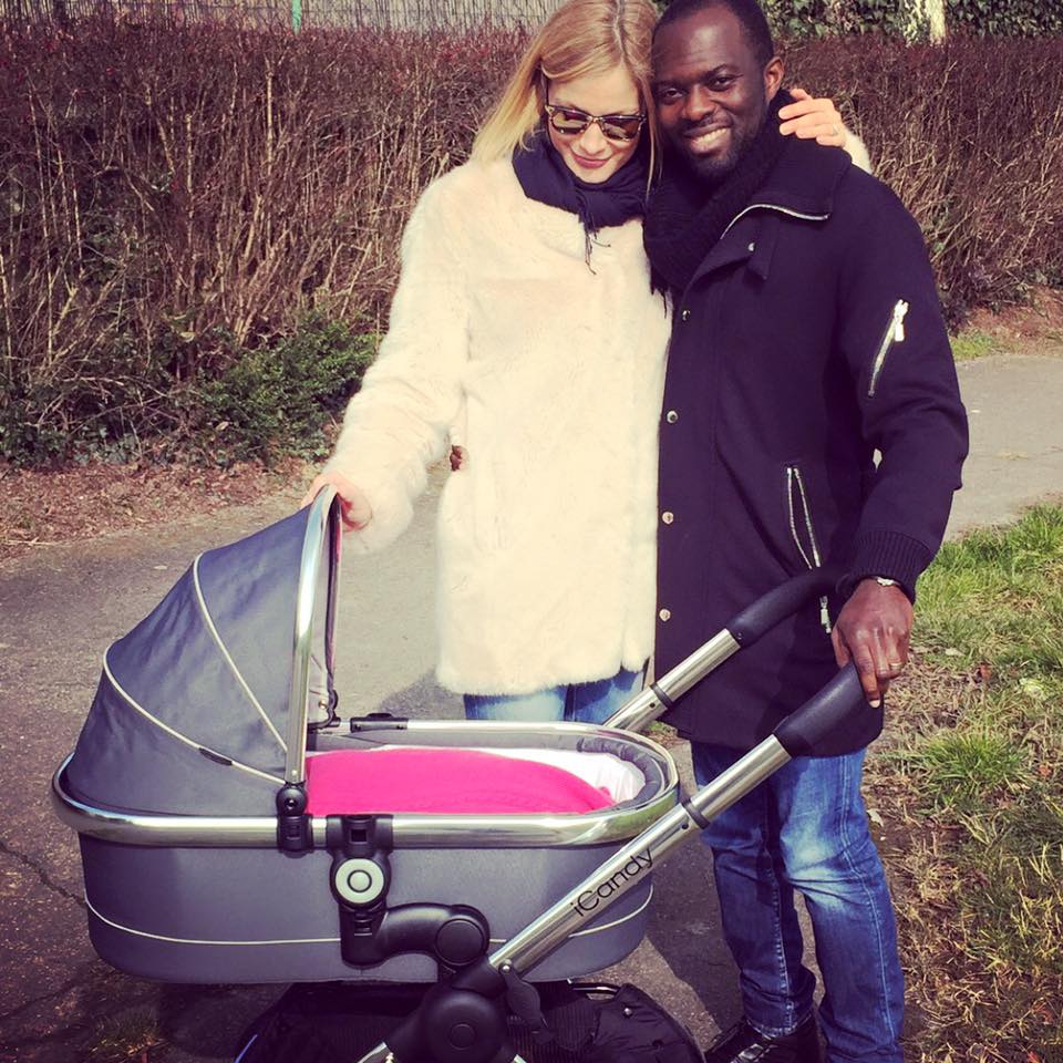 Pia und Hans Sarpei mit Kinderwagen