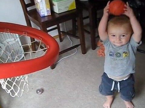 Basketball-Trickshots vom zweijährigen Titus 1 titus trickshots e1677245144816