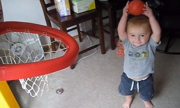Basketball-Trickshots vom zweijährigen Titus 43 titus trickshots